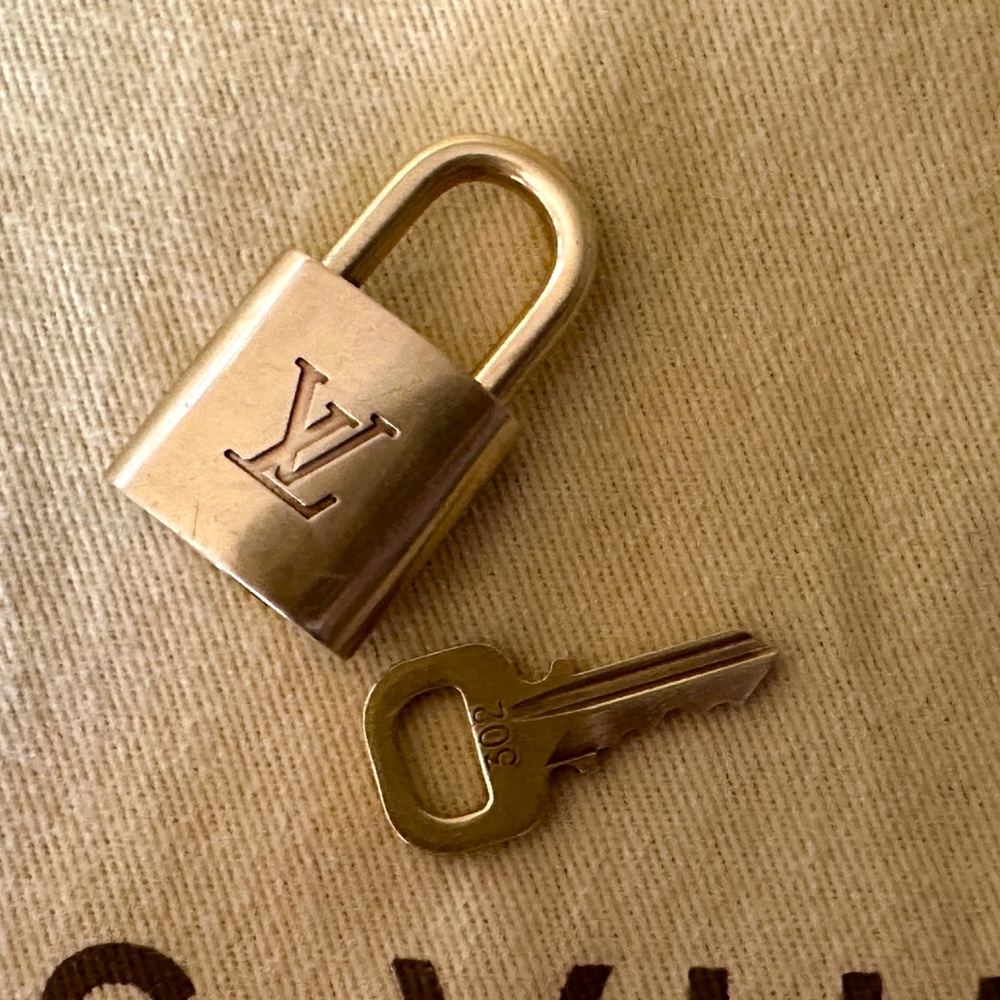 LV Brass Lock & Key #302